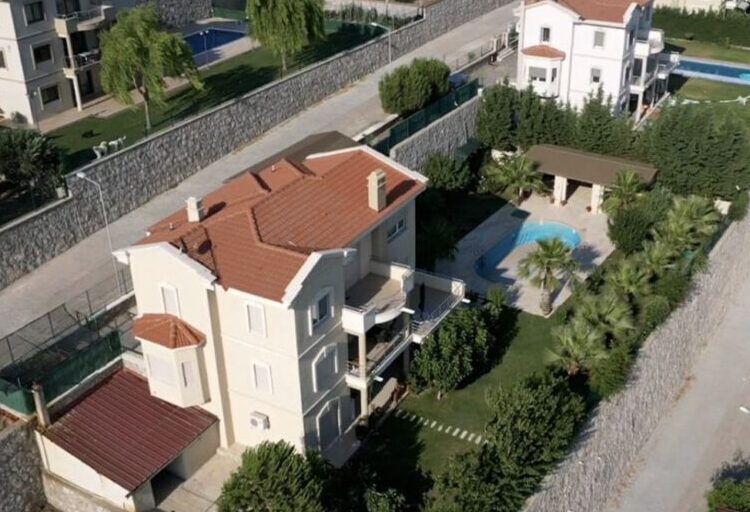 Mahkeme tahliye kararı verdi, rektör havuzlu villayı vermedi