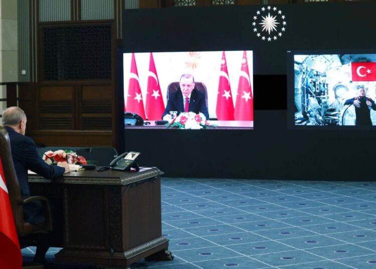 أردوغان يتحدث مع رائد الفضاء التركي الموجود في المحطة الدولية (فيديو) 1 أردوغان يتحدث مع رائد الفضاء التركي الموجود في المحطة الدولية (فيديو)