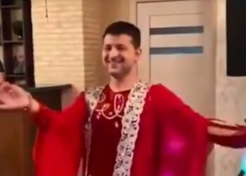 وصلة رقص شرقي ببدلة حمراء.. فيديو “زيلينسكي” يقلب التواصل