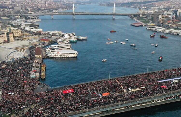 إسطنبول.. عشرات الآلاف ينظمون مسيرة تضامنا مع غزة 1 إسطنبول.. عشرات الآلاف ينظمون مسيرة تضامنا مع غزة