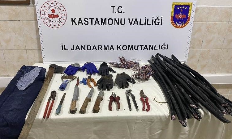 Cezaevinden çıktı, eşi ve çocuğuyla hırsızlık yapmaya gitti! 1 Cezaevinden çıktı, eşi ve çocuğuyla hırsızlık yapmaya gitti!