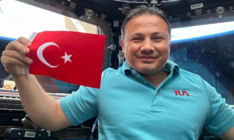 İlk Türk astronot Alper Gezeravcı'nın Dünya'ya dönüşü bir kez daha ertelendi 1 İlk Türk astronot Alper Gezeravcı’nın Dünya’ya dönüşü bir kez daha ertelendi