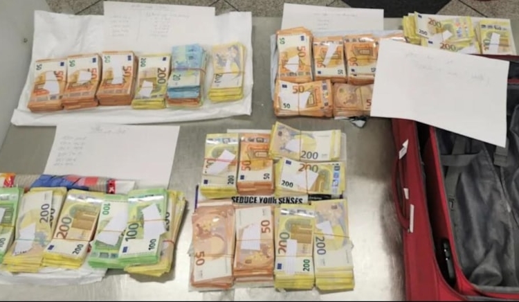 THY uçağından, içinde 1,4 milyon euro olan bavul çıktı 1 THY uçağından, içinde 1,4 milyon euro olan bavul çıktı