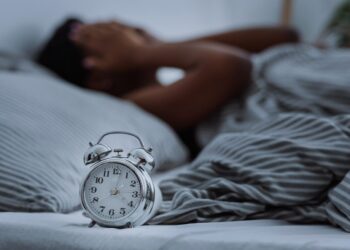 تعاني من الاستيقاظ المفاجئ بالليل؟.. إليك الحل لتنام سريعا