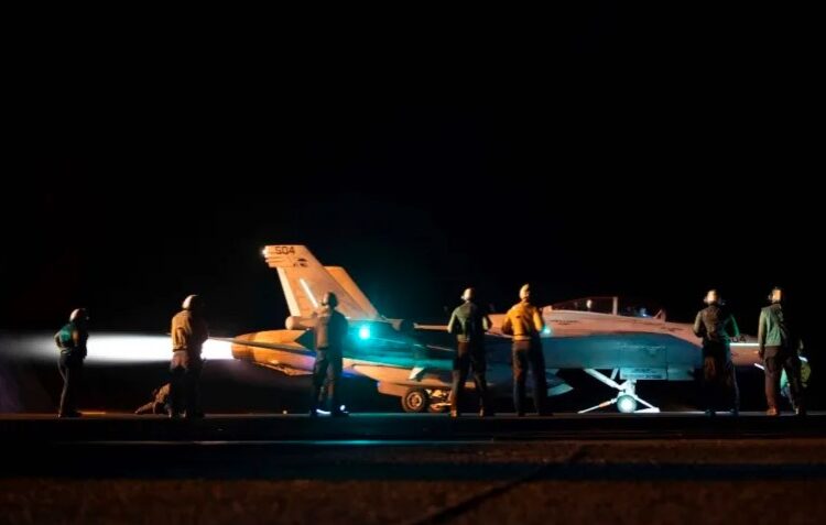 الجيش الأميركي: الحوثيون أطلقوا 6 صواريخ على سفينتين بالقرب من اليمن 1 الجيش الأميركي: الحوثيون أطلقوا 6 صواريخ على سفينتين بالقرب من اليمن