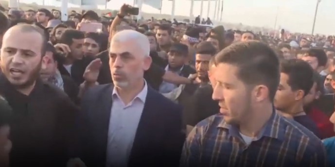 صحيفة: السنوار مختبئ بغزة لكنه محاصر بدروع بشرية من الرهائن 1 صحيفة: السنوار مختبئ بغزة لكنه محاصر بدروع بشرية من الرهائن