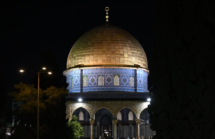 إسرائيل تمنع مئات المصلين من دخول الأقصى بأول ليالي رمضان 1 إسرائيل تمنع مئات المصلين من دخول الأقصى بأول ليالي رمضان
