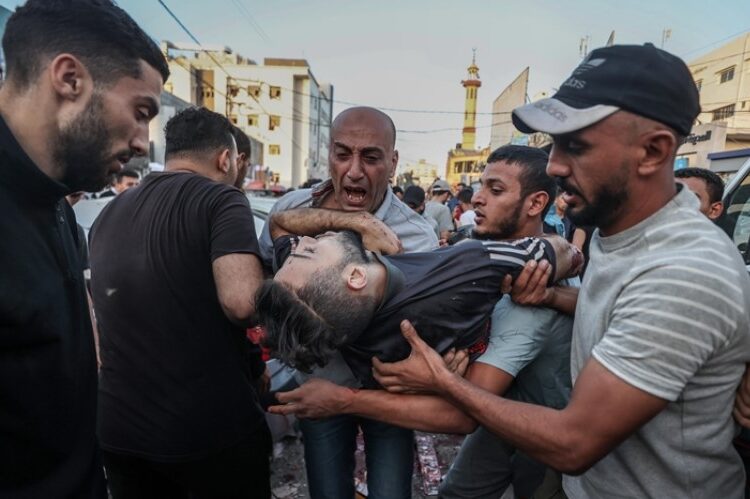عشرات القتلى والجرحى في قصف إسرائيلي لمحيط مجمع الشفاء بغزة 1 عشرات القتلى والجرحى في قصف إسرائيلي لمحيط مجمع الشفاء بغزة