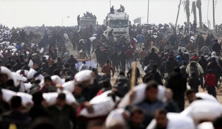 وسط صرخات الجوع.. مقتل 5 بغزة تهافتوا على شاحنات الغذاء 1 وسط صرخات الجوع.. مقتل 5 بغزة تهافتوا على شاحنات الغذاء
