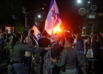الاحتجاجات أمام منزل نتنياهو تغضب مسؤولين إسرائيليين