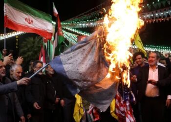 هآرتس تتحدث عن 4 سيناريوهات محتملة للرد الإيراني على اغتيال قادة بفيلق القدس