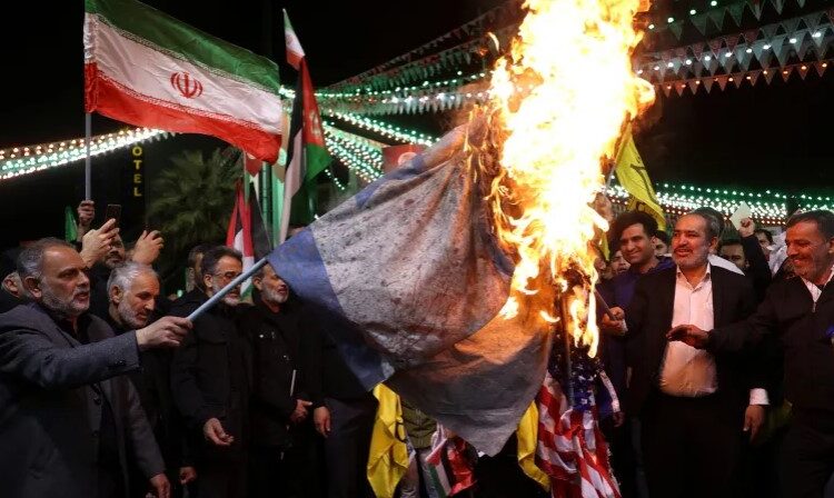 هآرتس تتحدث عن 4 سيناريوهات محتملة للرد الإيراني على اغتيال قادة بفيلق القدس 1 هآرتس تتحدث عن 4 سيناريوهات محتملة للرد الإيراني على اغتيال قادة بفيلق القدس