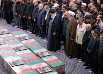 طهران تشيع جنازة الضباط الذين قتلوا في غارة بدمشق