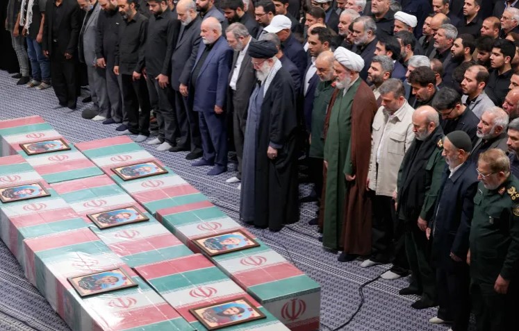 طهران تشيع جنازة الضباط الذين قتلوا في غارة بدمشق 1 طهران تشيع جنازة الضباط الذين قتلوا في غارة بدمشق