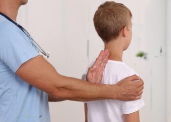 ‫انحراف العمود الفقري لدى الأطفال.. الأسباب والعلاج