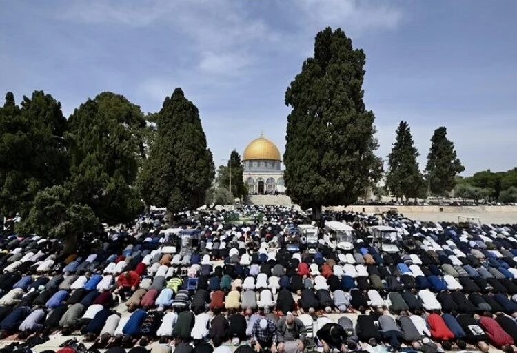 120 ألفًا يؤدون صلاة الجمعة الأخيرة من رمضان في الأقصى رغم القيود الصهيونية 1 120 ألفًا يؤدون صلاة الجمعة الأخيرة من رمضان في الأقصى رغم القيود الصهيونية
