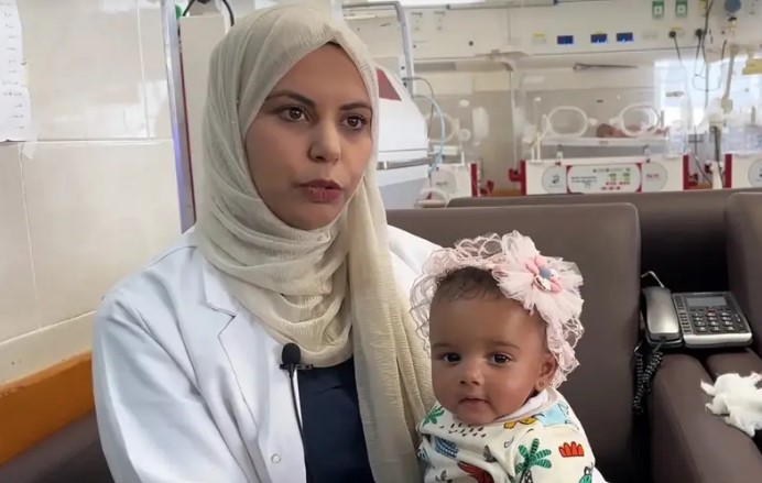 وجدوها فوق شجرة.. رضيعة فقدت أهلها بغزة فاحتضنتها ممرضتها 1 وجدوها فوق شجرة.. رضيعة فقدت أهلها بغزة فاحتضنتها ممرضتها