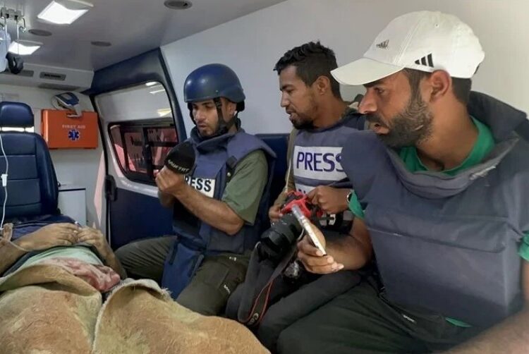 إصابة صحفيين في قصف مدفعي إسرائيلي استهدفهم وسط غزة 1 إصابة صحفيين في قصف مدفعي إسرائيلي استهدفهم وسط غزة