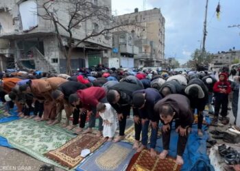 بالفيديو.. صلاة عيد الفطر في غزة وسط الركام