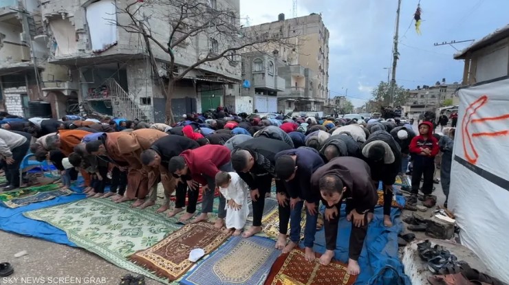 بالفيديو.. صلاة عيد الفطر في غزة وسط الركام 1 بالفيديو.. صلاة عيد الفطر في غزة وسط الركام