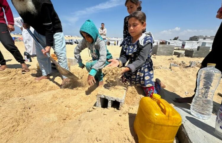 غارات إسرائيلية بغزة في ليلة العيد و20 ألف فلسطيني تحت الأنقاض