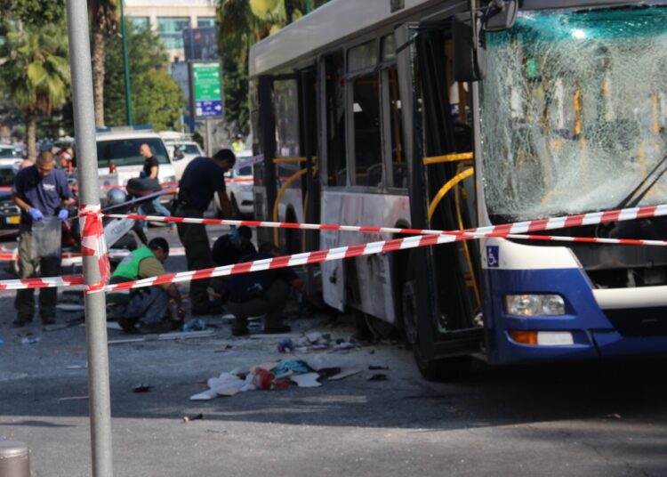 إسرائيل تصف حادث انفجار حافلة قرب تل أبيب ب"الإرهابي" 1 إسرائيل تصف حادث انفجار حافلة قرب تل أبيب ب”الإرهابي”