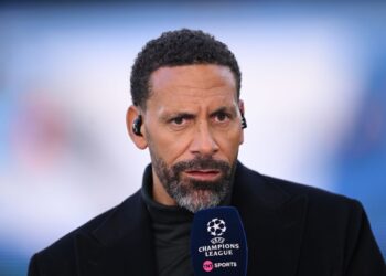 نجم إنجلترا السابق يدافع عن “محمد صلاح” ضربوه بـ”عصا” وقللوا من “احترامه”