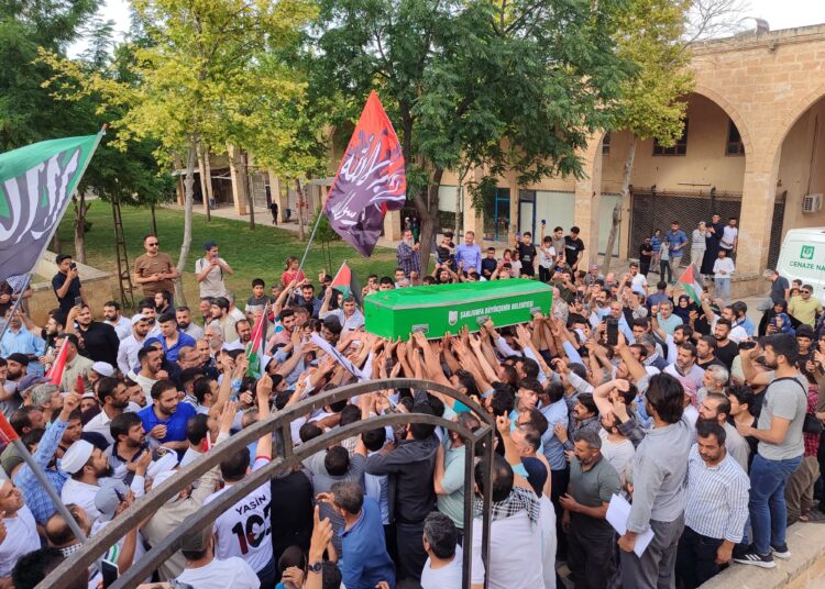 الآلاف يشيعون منفذ عملية القدس التركي بعد وصول جثمانه إلى تركيا (شاهد) 1 الآلاف يشيعون منفذ عملية القدس التركي بعد وصول جثمانه إلى تركيا (شاهد)