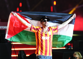 حكيم زياش يلف نفسه بالعلم الفلسطيني أثناء الاحتفال بتحقيق لقب الدوري التركي