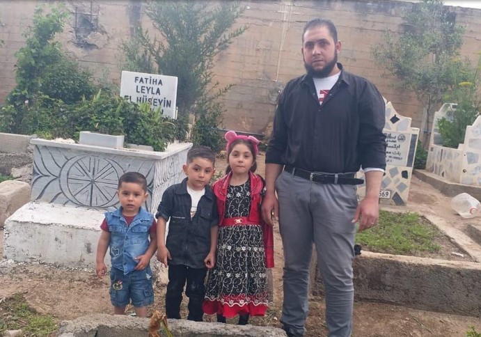 تفاصيل مرعبة.. سوري يقتل زوجته وأطفاله الـ 3 خنقا وشنقا وينشر فيديو يعترف بتفاصيل الجريمة (شاهد) 1 تفاصيل مرعبة.. سوري يقتل زوجته وأطفاله الـ 3 خنقا وشنقا وينشر فيديو يعترف بتفاصيل الجريمة (شاهد)