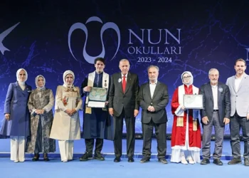 إسطنبول: أردوغان يشارك حفيده حفل تخرّجه في المرحلة الثانوية