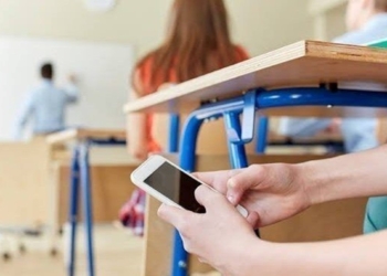 لتعليم أفضل وطلاب أكثر سعادة.. حظر كامل للهواتف في مدارس لوس أنجلوس
