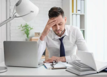 الاقتصاد العالمي تحت تهديد كبير بسبب تعاسة الموظفين.. دراسة 5 الاقتصاد العالمي تحت تهديد كبير بسبب تعاسة الموظفين.. دراسة