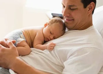 أسوة بالنساء.. تغيرات هرمونية تحدث للرجال عندما يصبحون آباءً