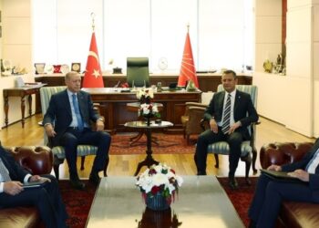 أردوغان في مقر المعارضة لأول مرة منذ 18 عاما.. ما أهدافه من ذلك؟ 4 أردوغان في مقر المعارضة لأول مرة منذ 18 عاما.. ما أهدافه من ذلك؟