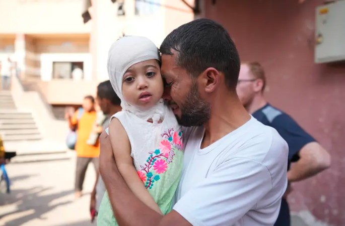 21 طفلا مريضا يغادرون غزة.. في أول إجلاء طبي منذ شهر 1 21 طفلا مريضا يغادرون غزة.. في أول إجلاء طبي منذ شهر