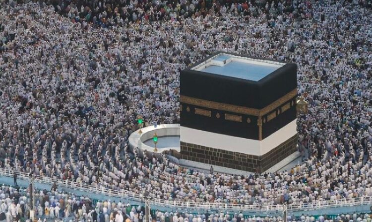 في أول أيام عيد الأضحى.. الحجاج يؤدون "طواف الإفاضة" 1 في أول أيام عيد الأضحى.. الحجاج يؤدون “طواف الإفاضة”