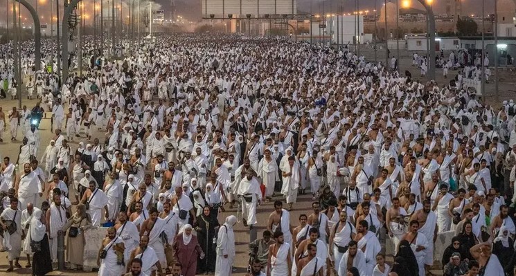 الحجاج ينفرون من عرفات إلى مزدلفة 1 الحجاج ينفرون من عرفات إلى مزدلفة