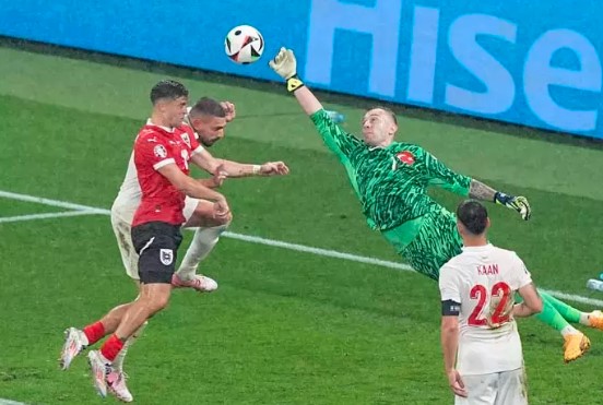 والد حارس منتخب تركيا يعلّق على أداء ابنه في مباراة النمسا 1 والد حارس منتخب تركيا يعلّق على أداء ابنه في مباراة النمسا