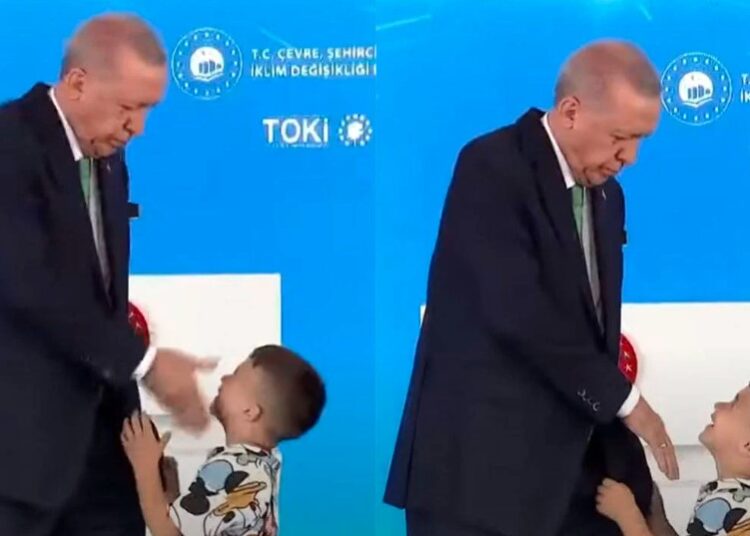 أردوغان يصفع طفلاً مازحا "لم يقبل يده" .. فيديو يشغل منصات التواصل 1 أردوغان يصفع طفلاً مازحا “لم يقبل يده” .. فيديو يشغل منصات التواصل