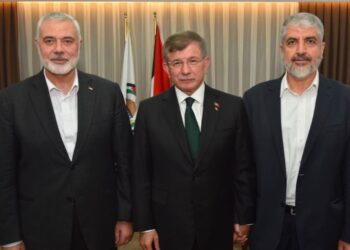 داود أوغلو يطالب باستضافة هنية في البرلمان التركي