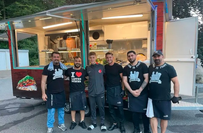 احتفال لاعبي تركيا بالتأهل في اليورو.. 300 شطيرة "دونر" 1 احتفال لاعبي تركيا بالتأهل في اليورو.. 300 شطيرة “دونر”