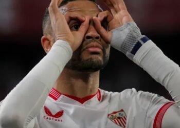 النصيري يغادر إشبيلية إلى تركيا