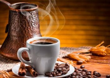 القهوة الباردة أم الساخنة.. أيهما تنشطك وتساعد في تحسين مزاجك؟