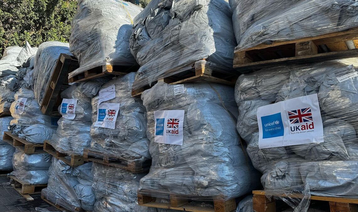 عام على وقف إطلاق النار في غزة وأكثر من 1400 قتيل منذ بدء الهدنة 1 حزم خيام مساعدات مكدسة في غزة خلال وقف إطلاق النار في غزة