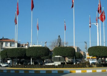 ساحة وسط قضاء آق حصار في مانيسا حيث وقع حادث الحافلة