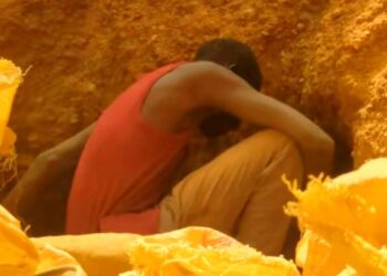 معدّن أهلي يحفر داخل حفرة في منجم ذهب بالسودان