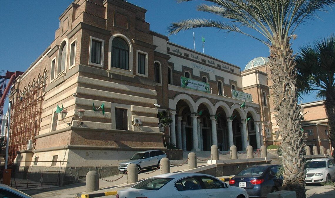 اقتحام مقر مصرف ليبيا المركزي بعد قبول استقالة المحافظ 1 مبنى المقر الرئيسي لمصرف ليبيا المركزي في طرابلس تتقدمه أشجار النخيل وسيارات متوقفة