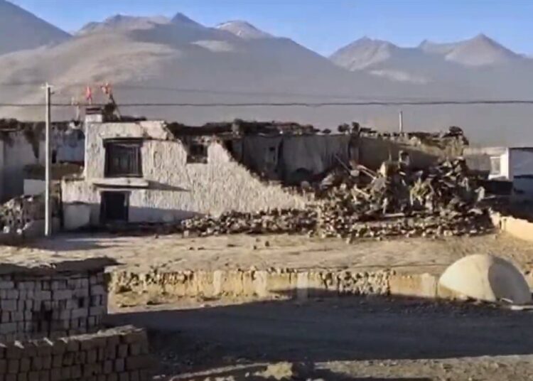 زلزال التبت بقوة 7 درجات يقتل 16 شخصا ويهدم أكثر من 300 منزل 1 منازل منهارة في مقاطعة تينغري بعد زلزال التبت السابق في يناير 2025