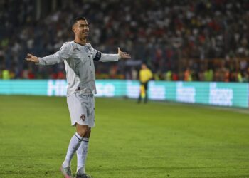 كريستيانو رونالدو يحتفل بهدف مع منتخب البرتغال فاتحا ذراعيه
